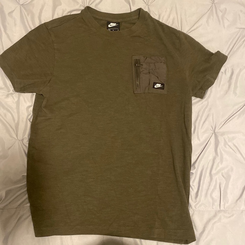 Mens Nike tshirt with front zipper pocket size medium